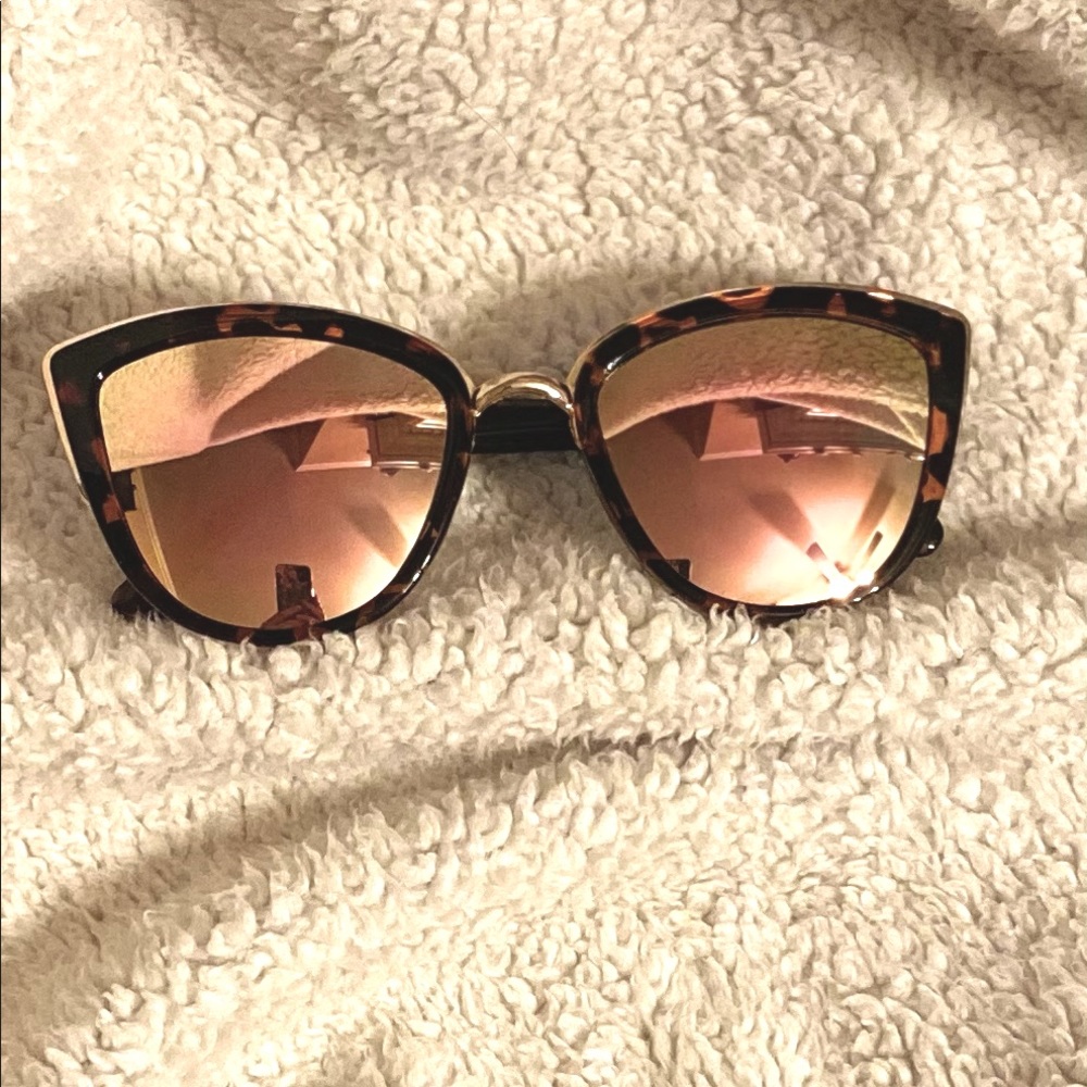 Women’s Sunglasses With Turtle Shell Design